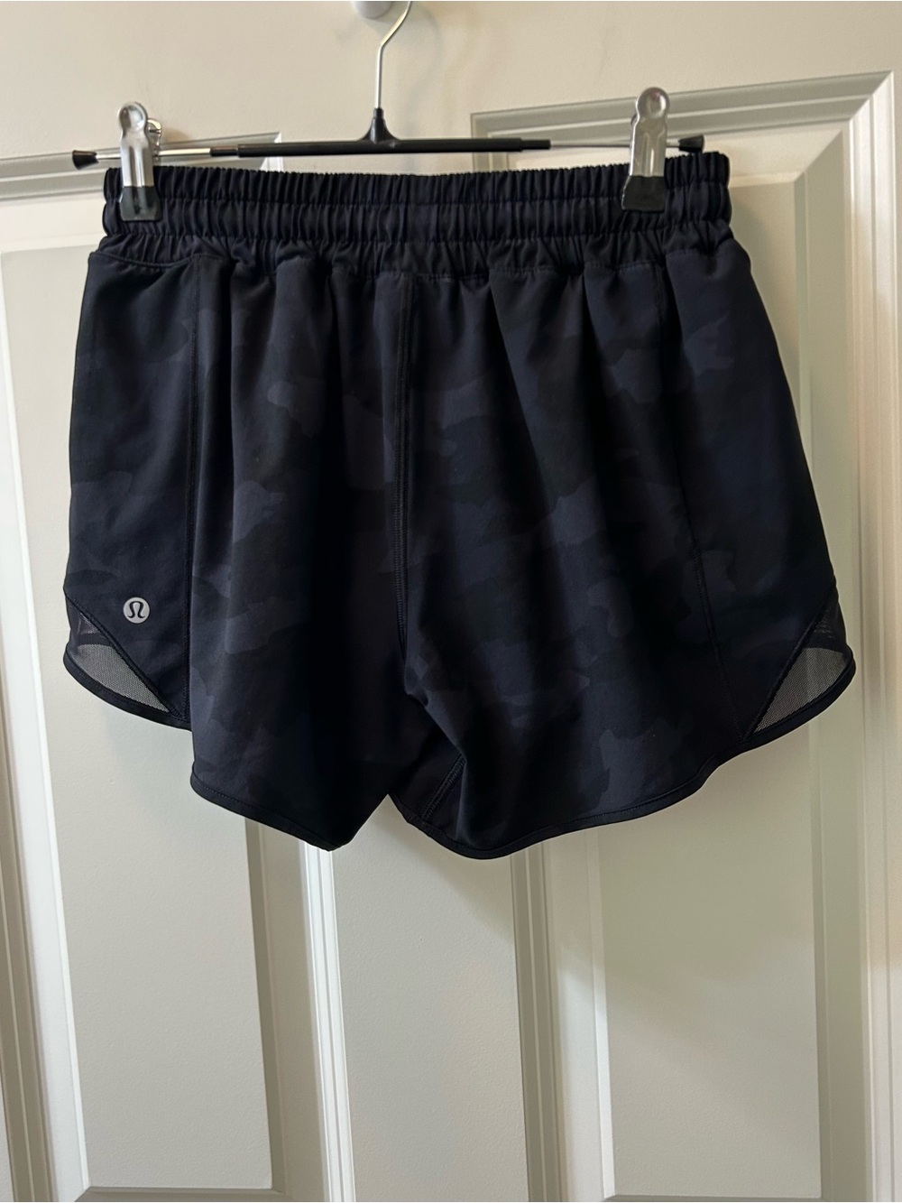 lululemon athletica Black Camo Hotty Hots Size 4 with 4 inch inseam - Picture 2 of 6